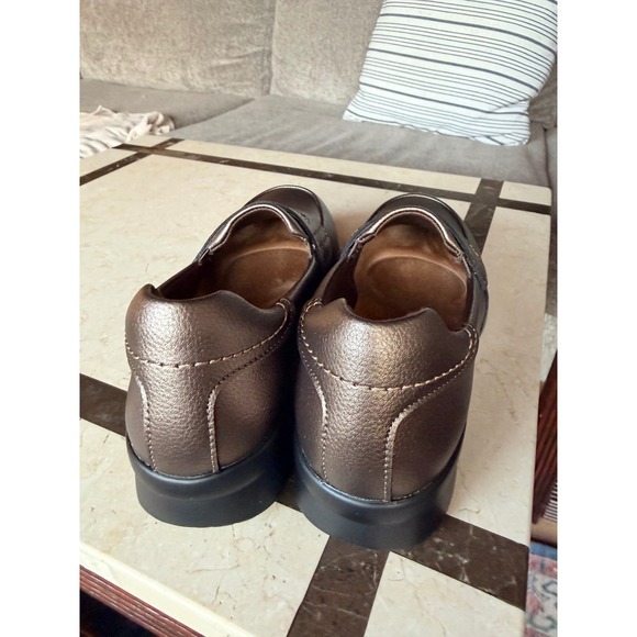 Clarks Collection Womens Loafer Shoes Metallic Bronze Slip On Comfort Size 9 - Picture 3 of 4